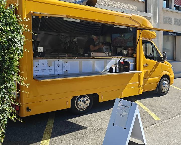 Le camion jaune du Bon Bœuf, comptoir ouvert, devant Morand Vins