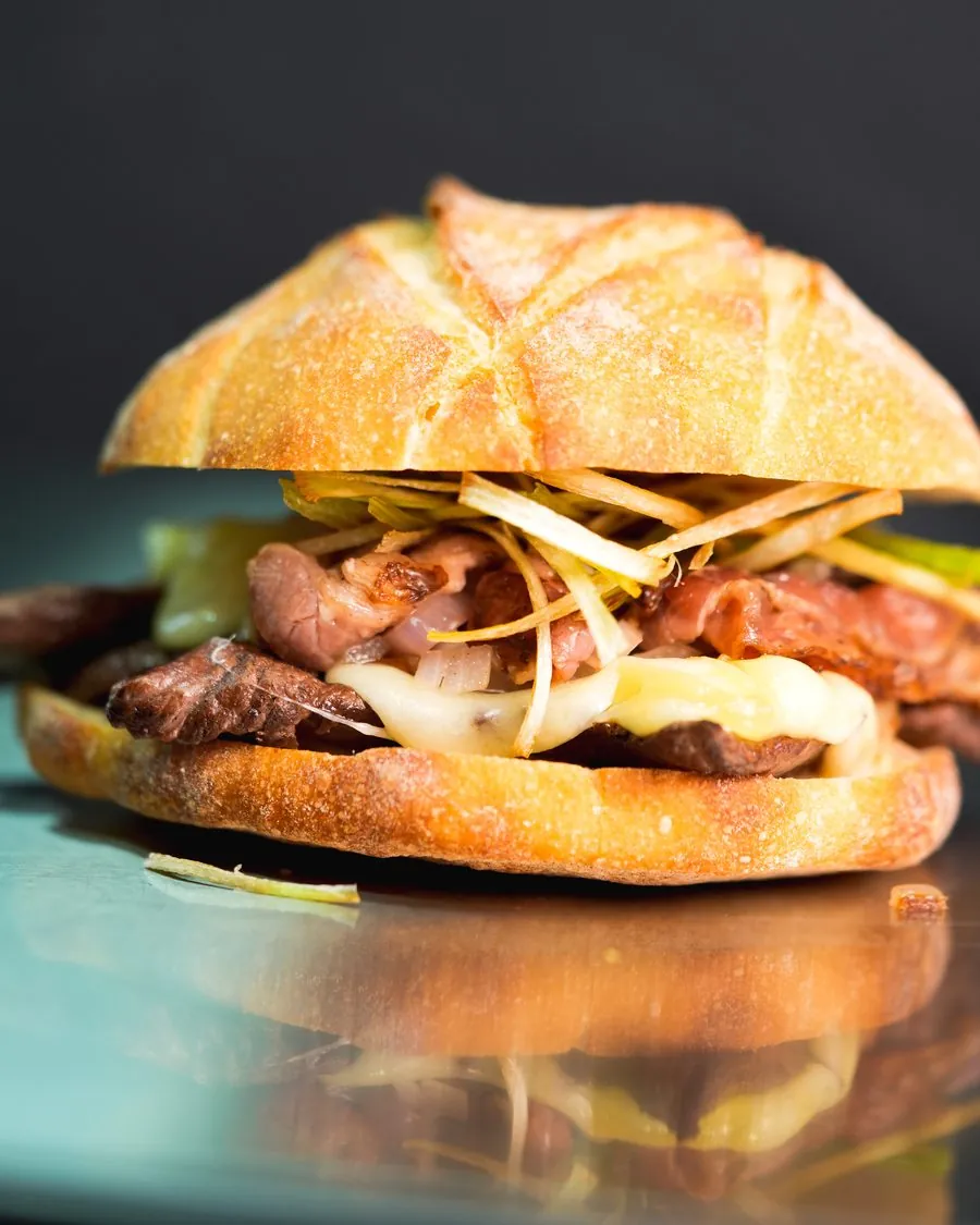 Le Burger du Moment, édition chasse : rumsteck de cerf, béarnaise et poireau frit