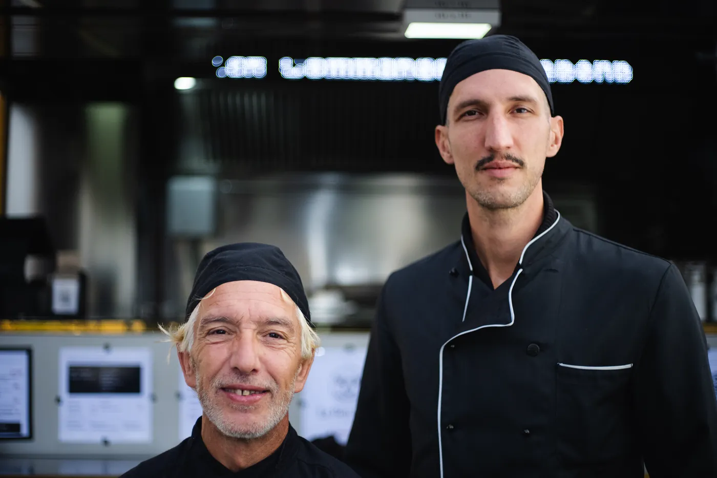 Manu et Luca devant la cuisine du camion
