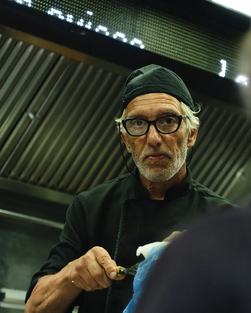 Manu, le chef cuisinier, au travail dans le camion