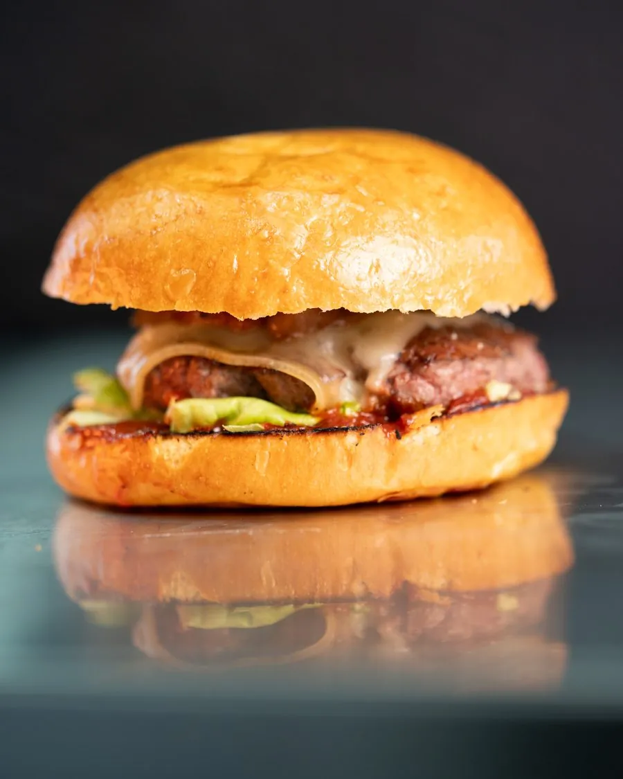 Le Burger Signature : bœuf suisse de pâturage, Gruyère AOP et lard fumé