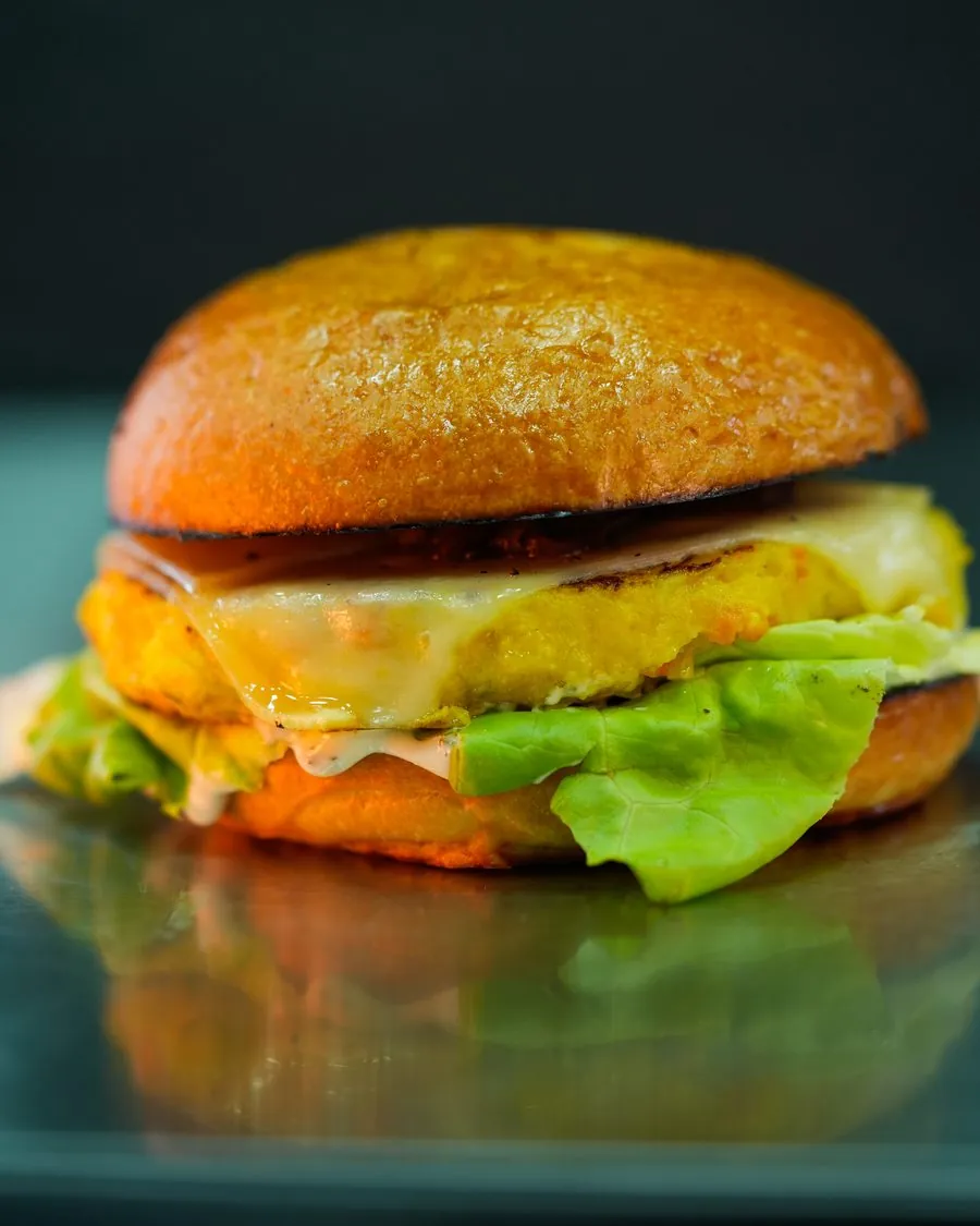 Le Burger Végétarien : galette de semoule aux petits légumes faite au camion, Gruyère AOP